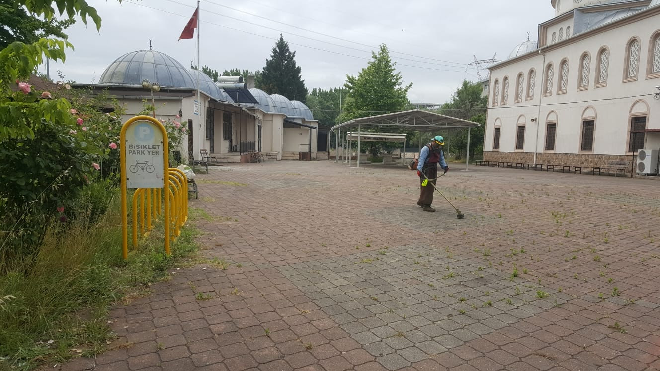 İZMİT'TE CAMİ AVLULARI, CUMA NAMAZI İÇİN HAZIRLANDI