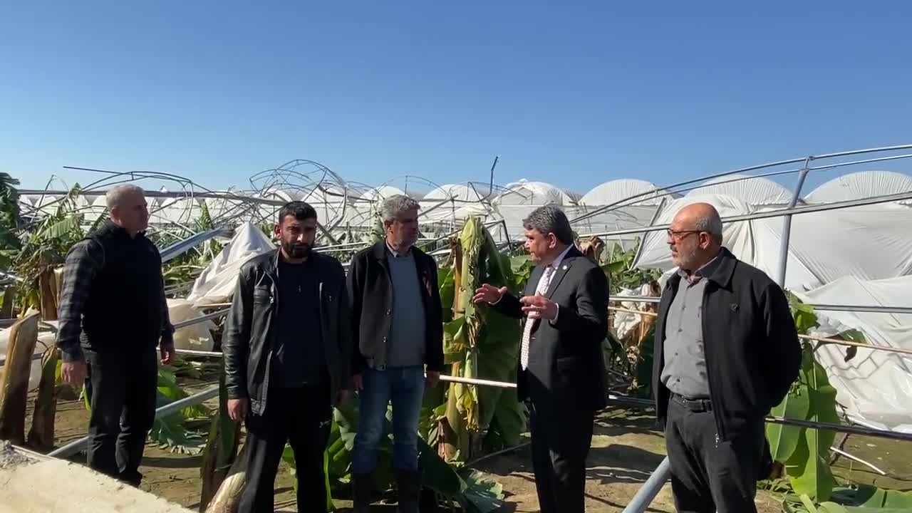 SERASI FIRTINADA YIKILAN MERSİNLİ ÇİFTÇİ: “KREDİ BORCUNUN TAKSİTLERİ BAŞLAMADAN SERA BU HALE GELDİ”
