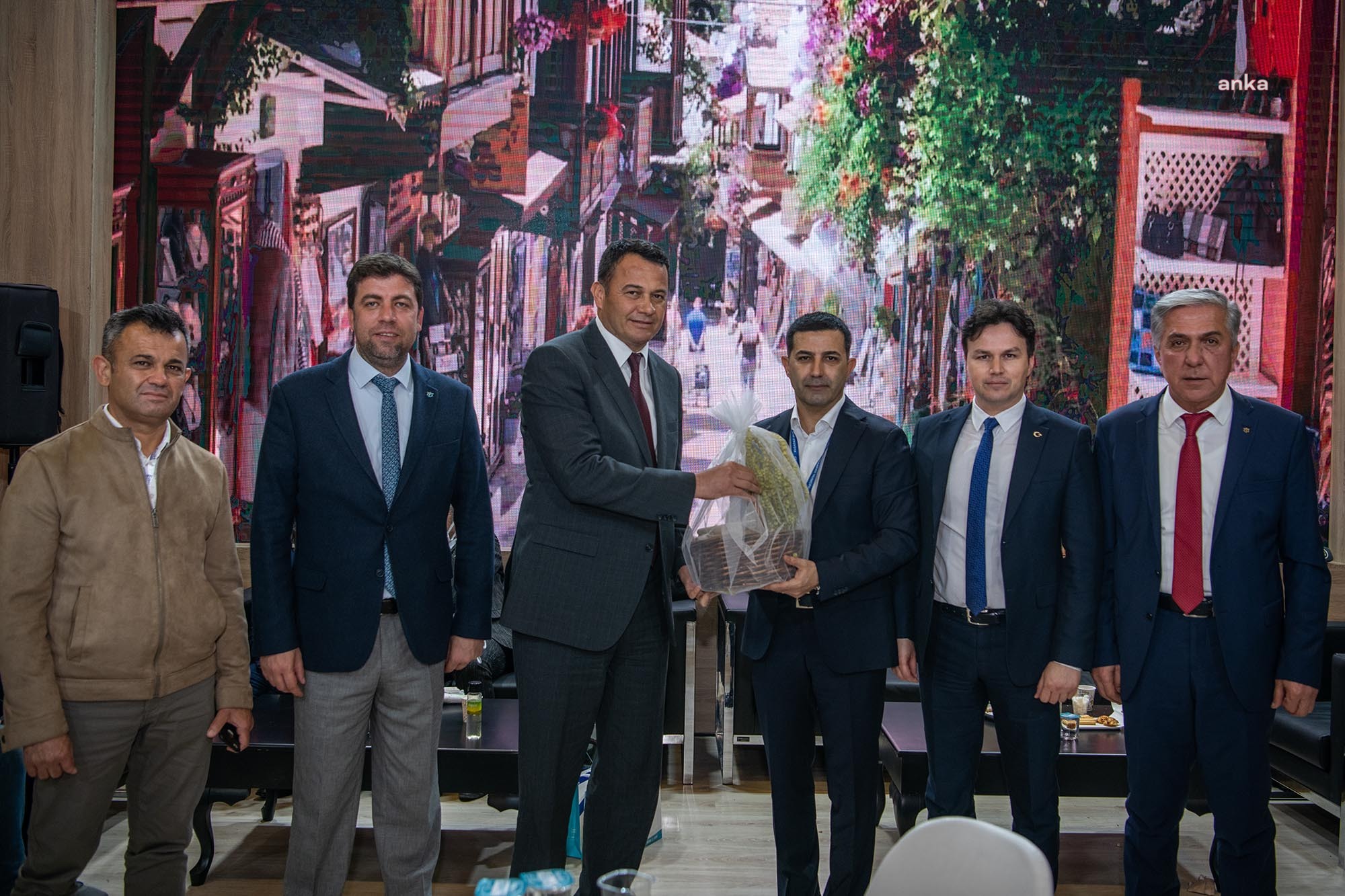 EMITT’TE KUŞADASI STANDINA “EN BAŞARILI EKİP” ÖDÜLÜ