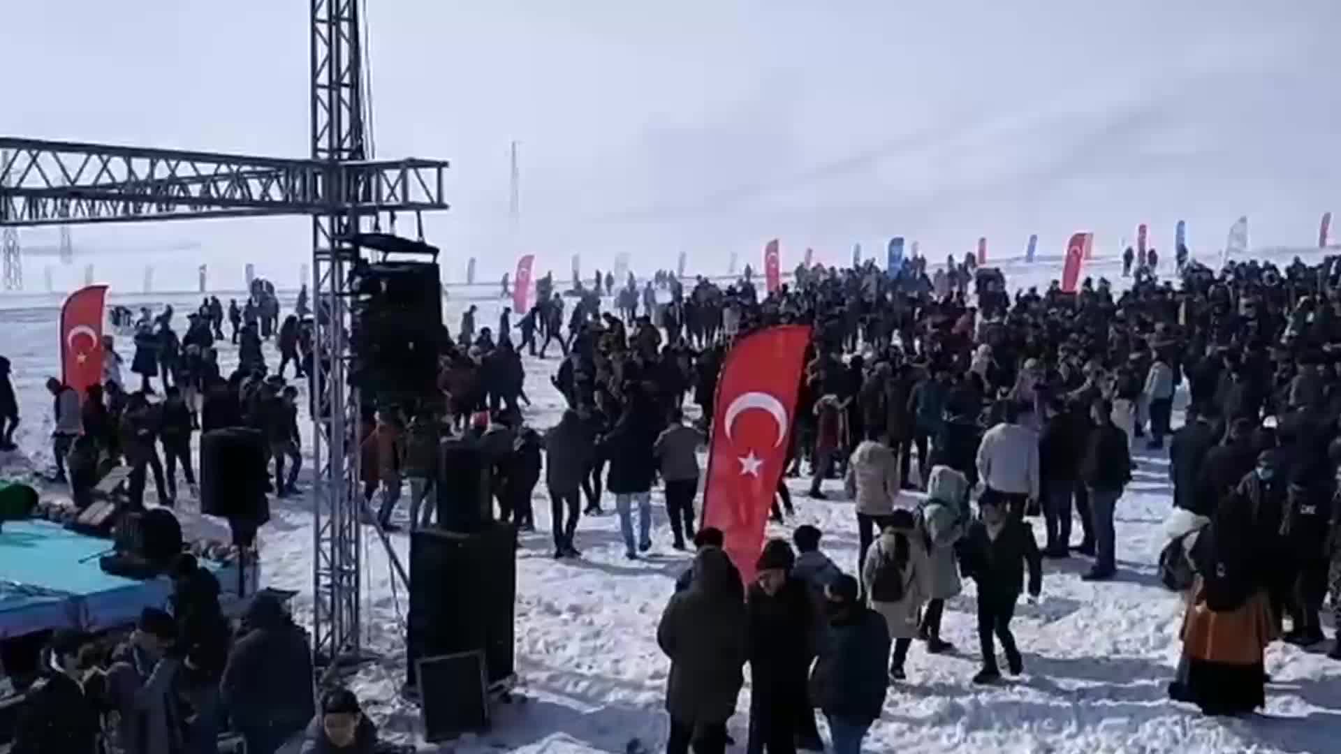 VAN’DAKİ AK GENÇLİK KAYAK FESTİVALİ'NDE 'BEDAVA SUCUK EKMEK' İZDİHAMI