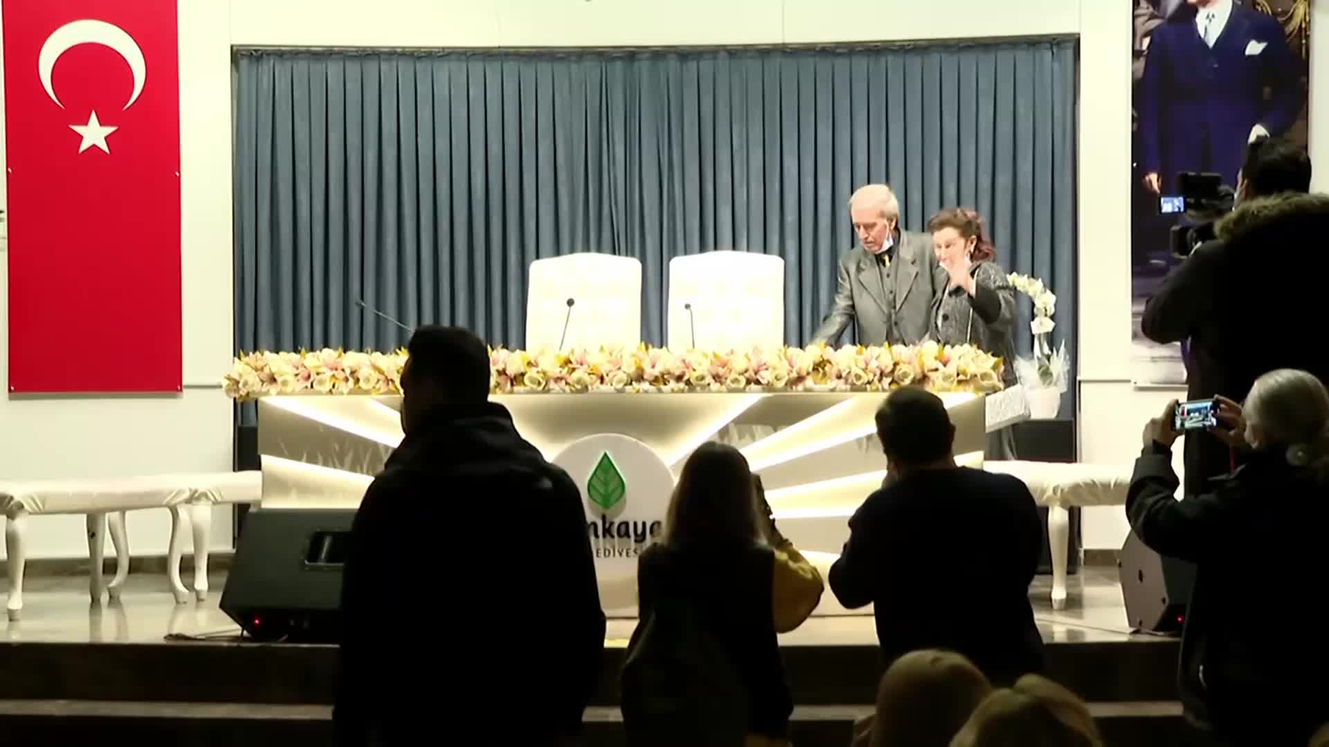 MERAL AKŞENER, HUZUREVİNDE YAŞAYAN ÇİFTİN NİKAH ŞAHİDİ OLDU: "ÇOK ÖZEL BİR NİKAHA TANIKLIK ETTİM BEN"