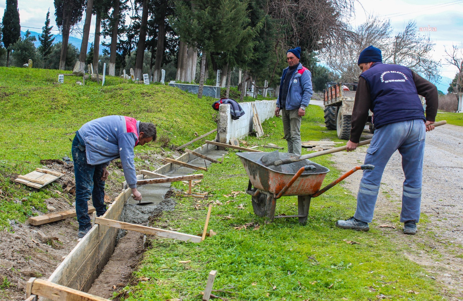 BURHANİYE ÇORUK MEZARLIĞI'NIN YIKILAN DUVARI ONARILDI