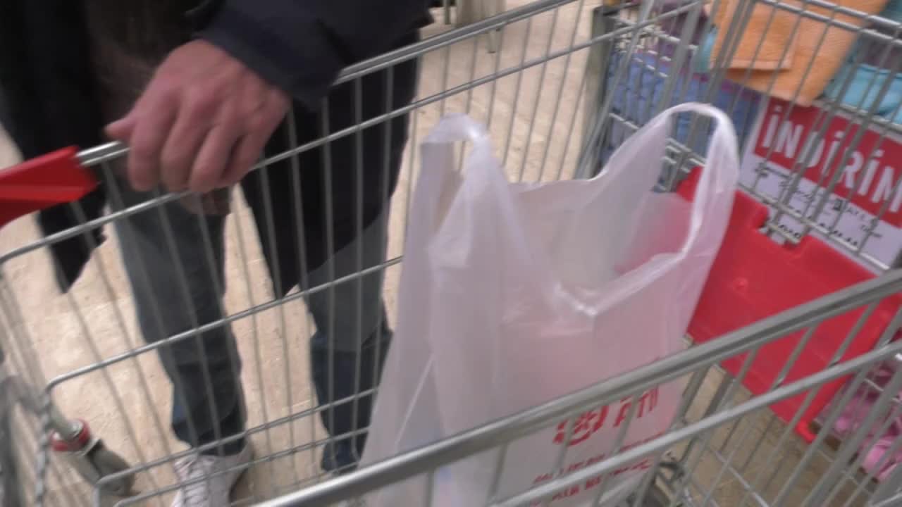 YUMURTA KOLİSİNDE 3,5 TL'LİK İNDİRİMİ GÖREN VATANDAŞ: “CUMHURBAŞKANINA SESLENİYORUM, RİCA EDİYORUM MARKETE BİRLİKTE GİDELİM”