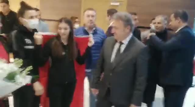 KILIÇDAROĞLU, HAVALİMANINDA KARŞILAŞTIĞI DÜNYA ŞAMPİYONU CİMNASTİKÇİYİ TEBRİK ETTİ