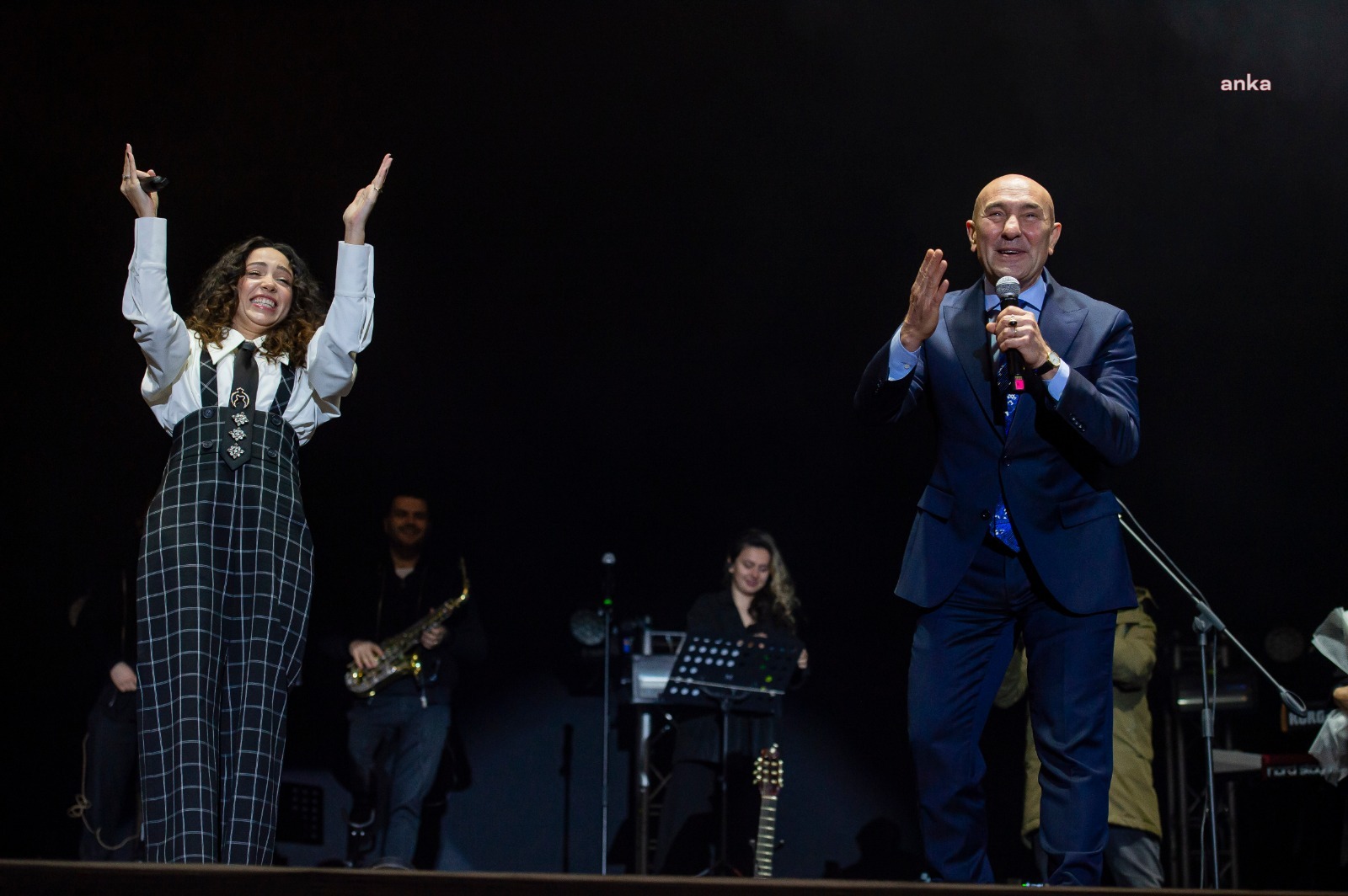 İZMİR'DE ZEYNEP BASTIK VE ANIL PİYANCI SAHNE ALDI