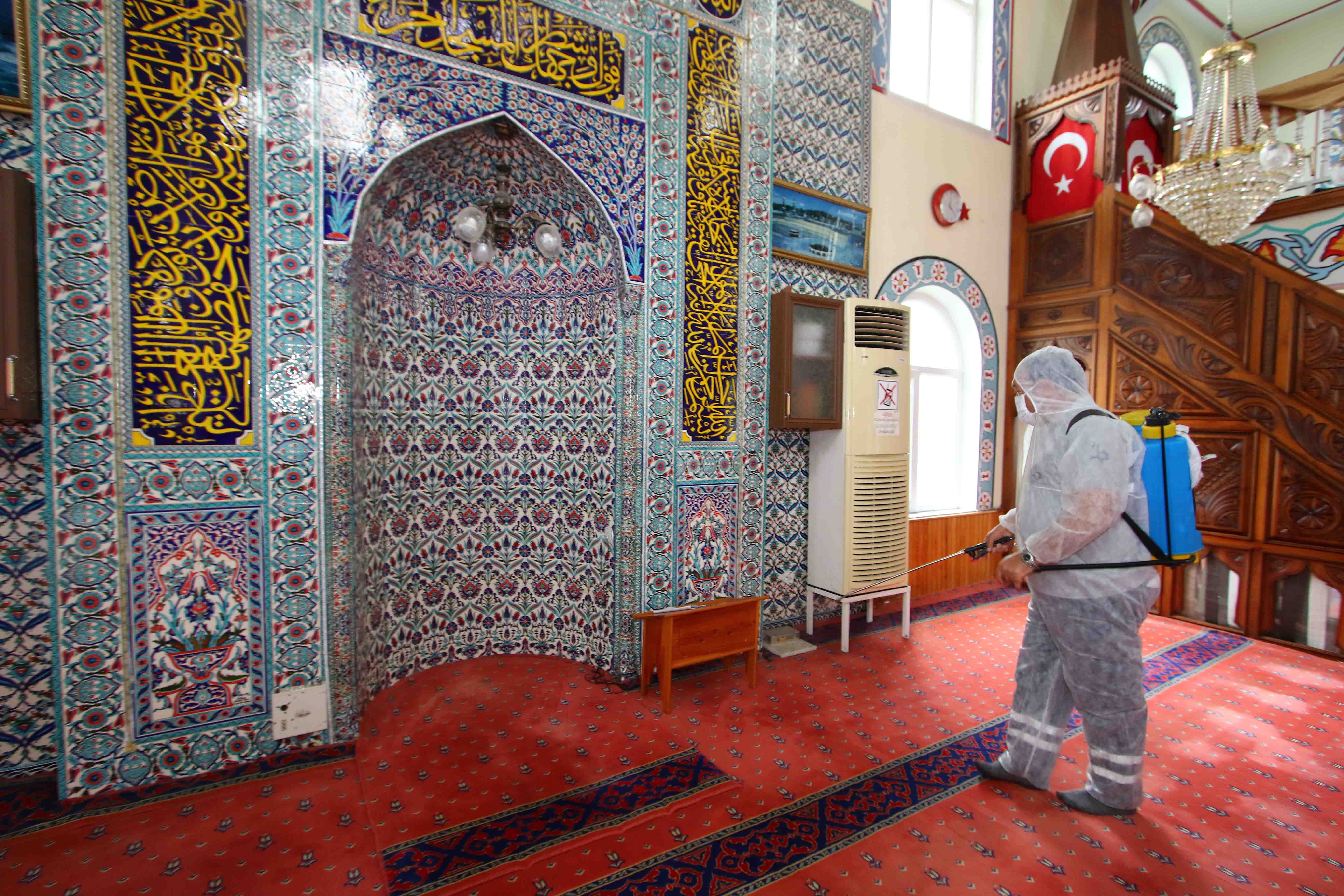 BAYRAKLI'DA CAMİLER DEZENFEKTE EDİLDİ