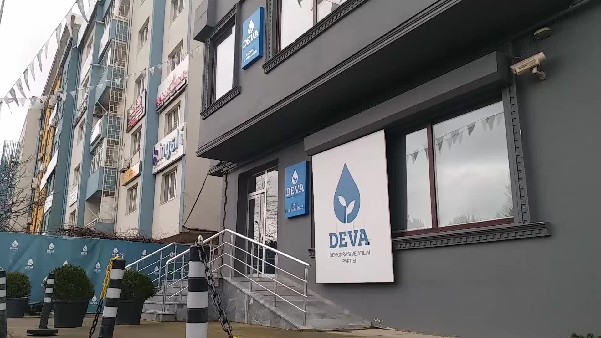 KOCAELİ'NDE DEVA PARTİSİ'NİN PANKARTINI İNDİRDİLER, PARTİ TABELASINI KESTİLER