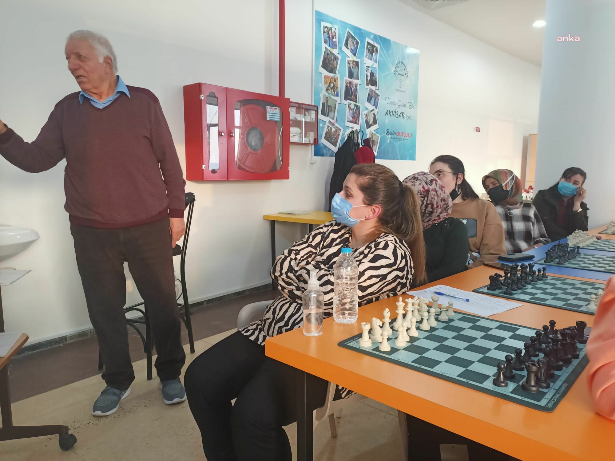 AKHİSAR BELEDİYESİ'NİN KADINLARA ÖZEL ÜCRETSİZ SATRANÇ KURSUNA BÜYÜK İLGİ