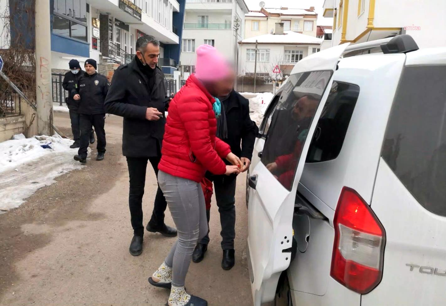 AKSARAY’DA ZORLA ALIKONULAN KADIN, BALKONDAN YARDIM İSTEDİ, İTFAİYE KURTARDI