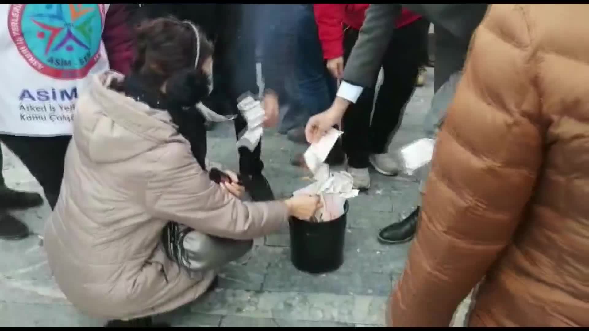 ASİM-SEN ZAMLARI FATURA YAKARAK PROTESTO ETTİ