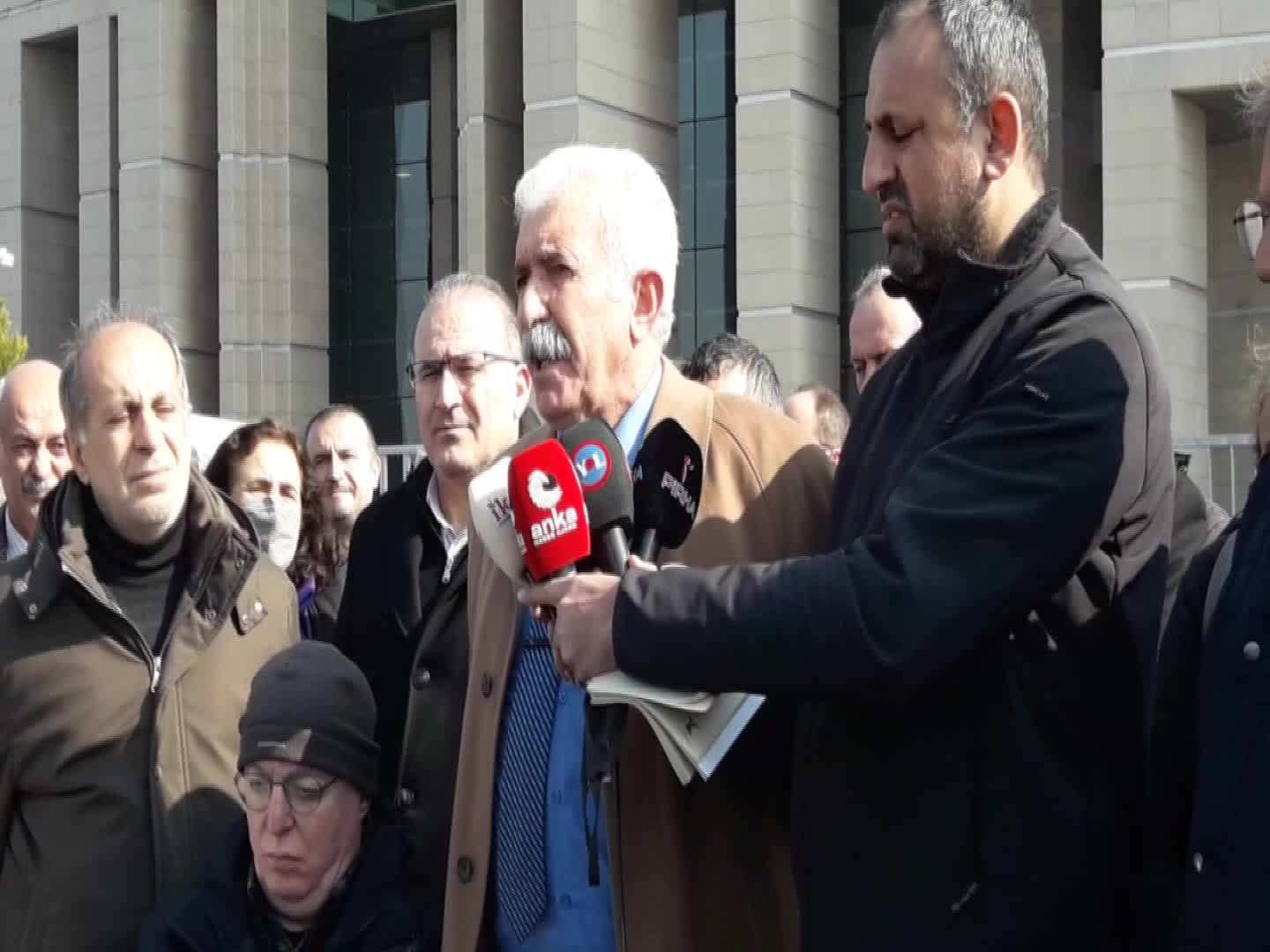 CEMEVLERİNİN TİCARETHANE KABUL EDİLMESİ PROTESTO EDİLDİ: "DİYANET KAPATILSIN, TÜM İNANÇ VE KÜLTÜRLERE EŞİT HAKLAR TANINSIN"