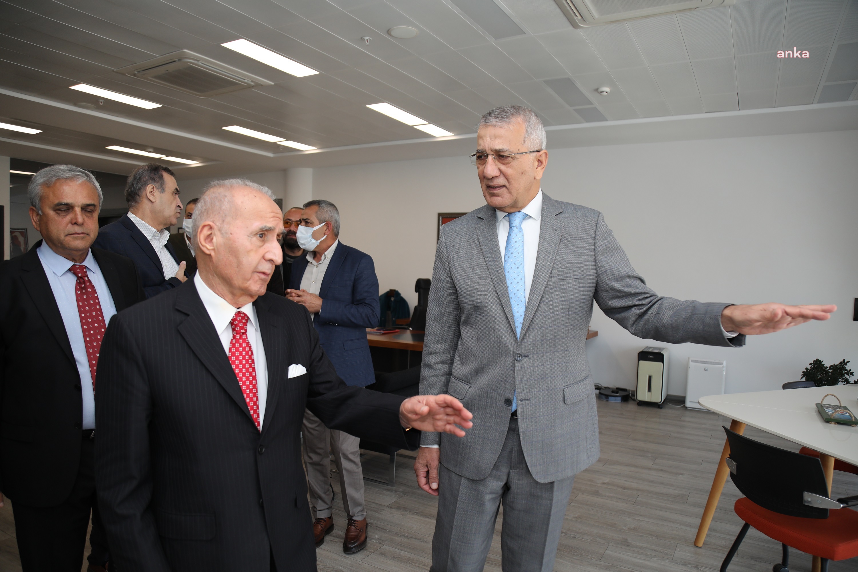 HİKMET ÇETİN’DEN MEZİTLİ BELEDİYE BAŞKANI TARHAN’A ZİYARET