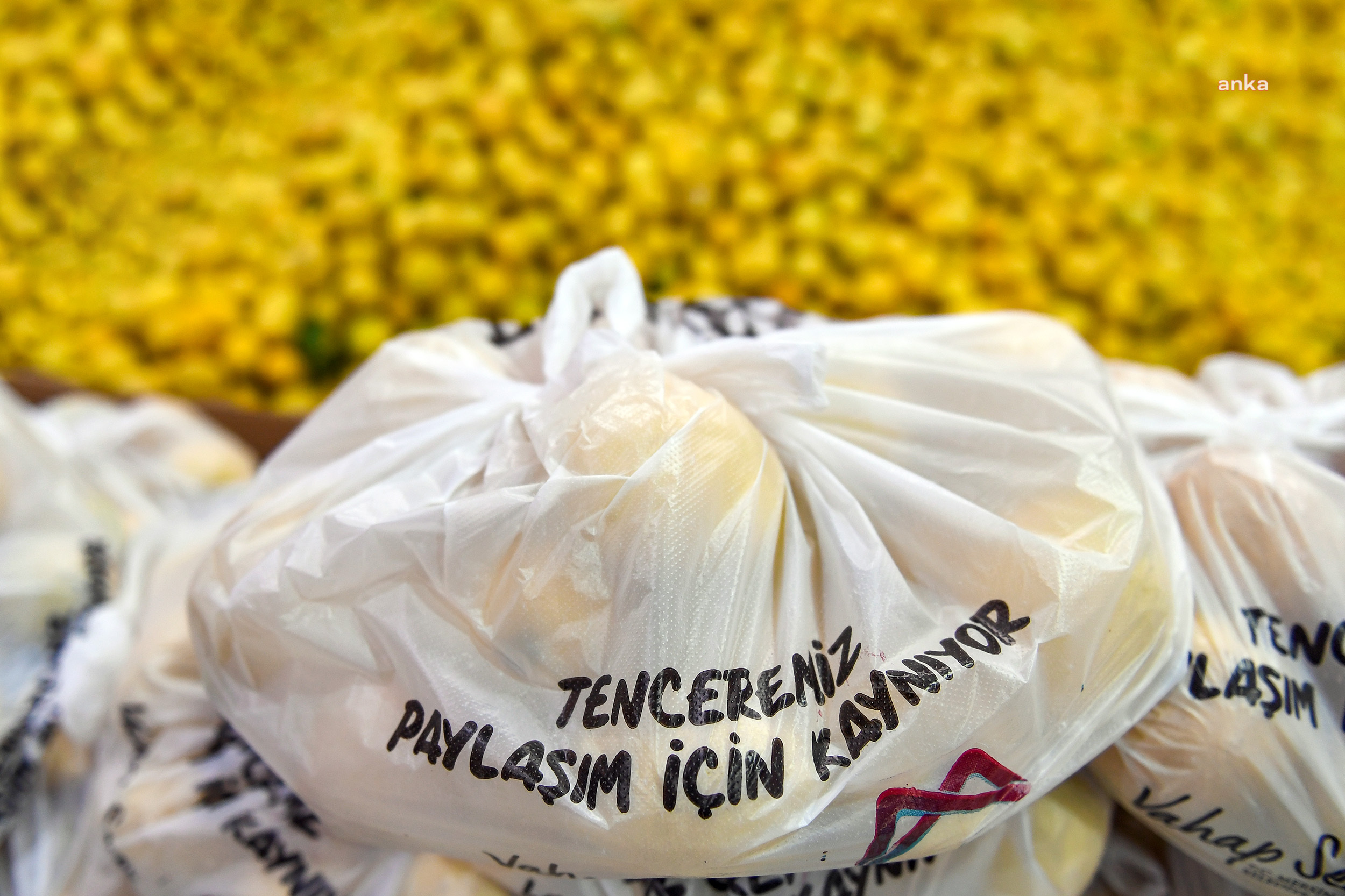 MERSİN BÜYÜKŞEHİR, 3 İLÇEDE 10 TON LİMON DAĞITTI
