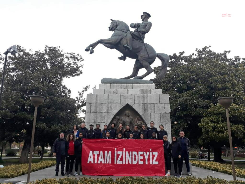 KONAK BELEDİYESPOR OYUNCULARI GALİBİYET SONRASI ATA’SINA KOŞTU