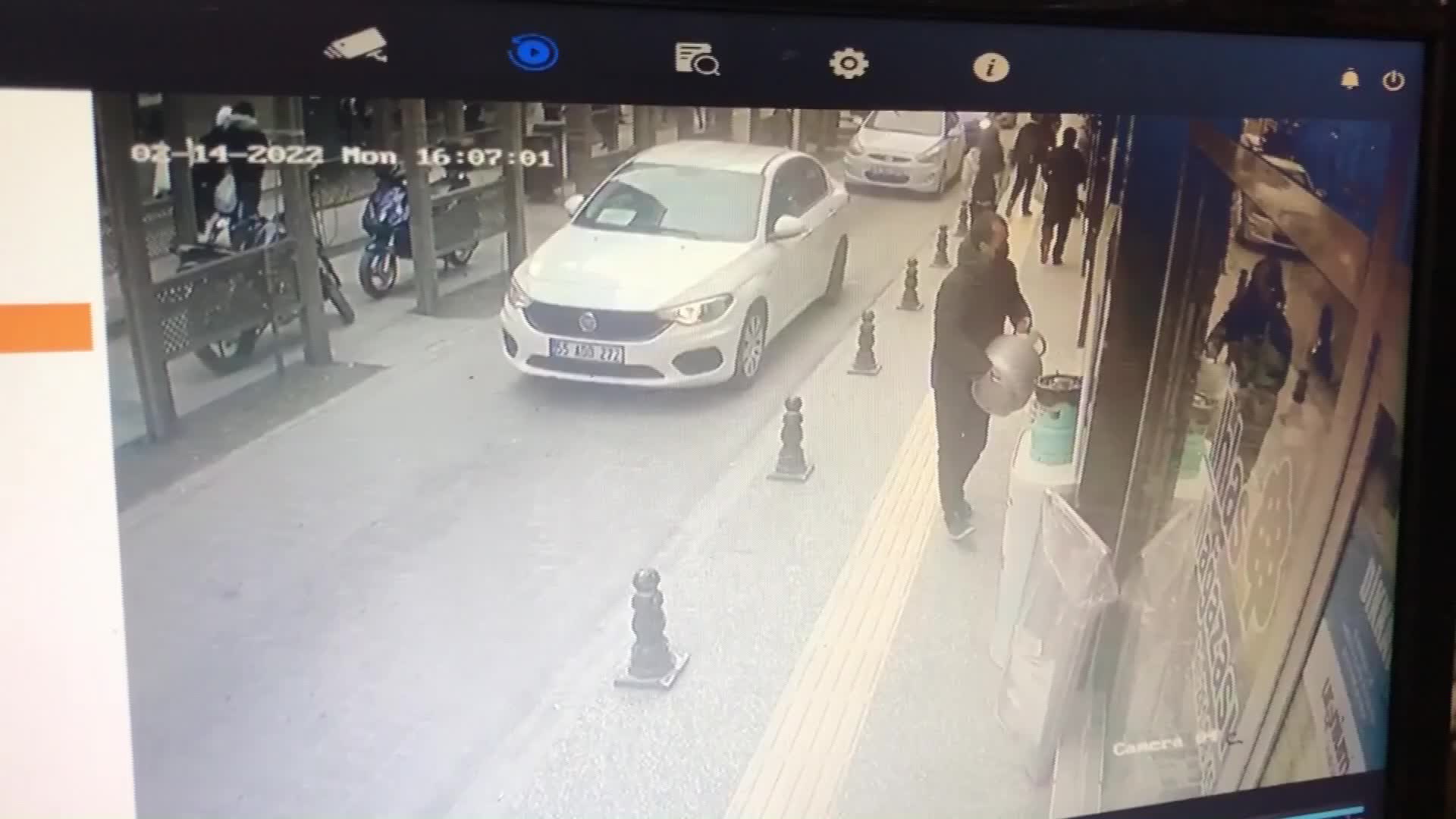 ÇALDIĞI TÜPÜ AYNI BAYİYE SATTI