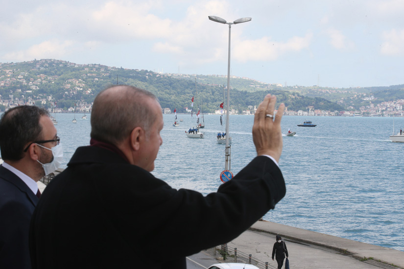 CUMHURBAŞKANI ERDOĞAN, FETİH KUTLAMALARI DOLAYISIYLA BOĞAZ'DAN GEÇEN TEKNELERİ SELAMLADI