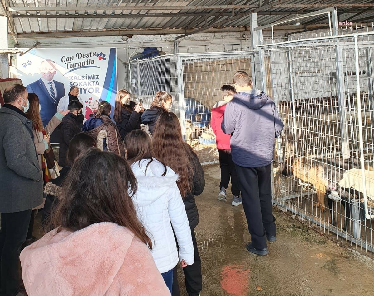 TURGUTLU'DA ÖĞRENCİLERDEN HAYVAN BAKIM EVİNE ZİYARET