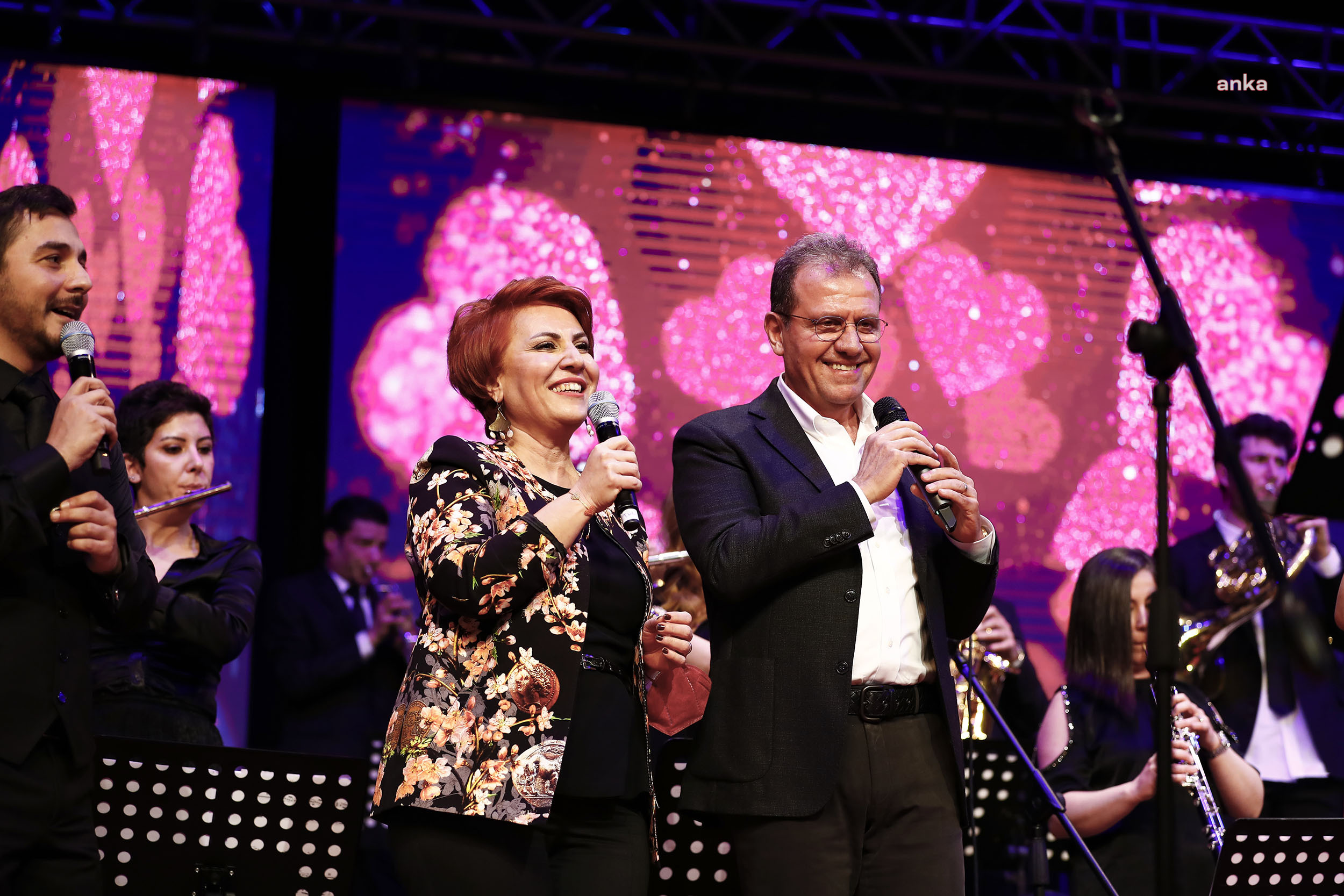 MERSİN BÜYÜKŞEHİR BELEDİYE BAŞKANI SEÇER VE MERAL SEÇER, "SEVGİLİLER GÜNÜ KONSERİ"NE KATILDI