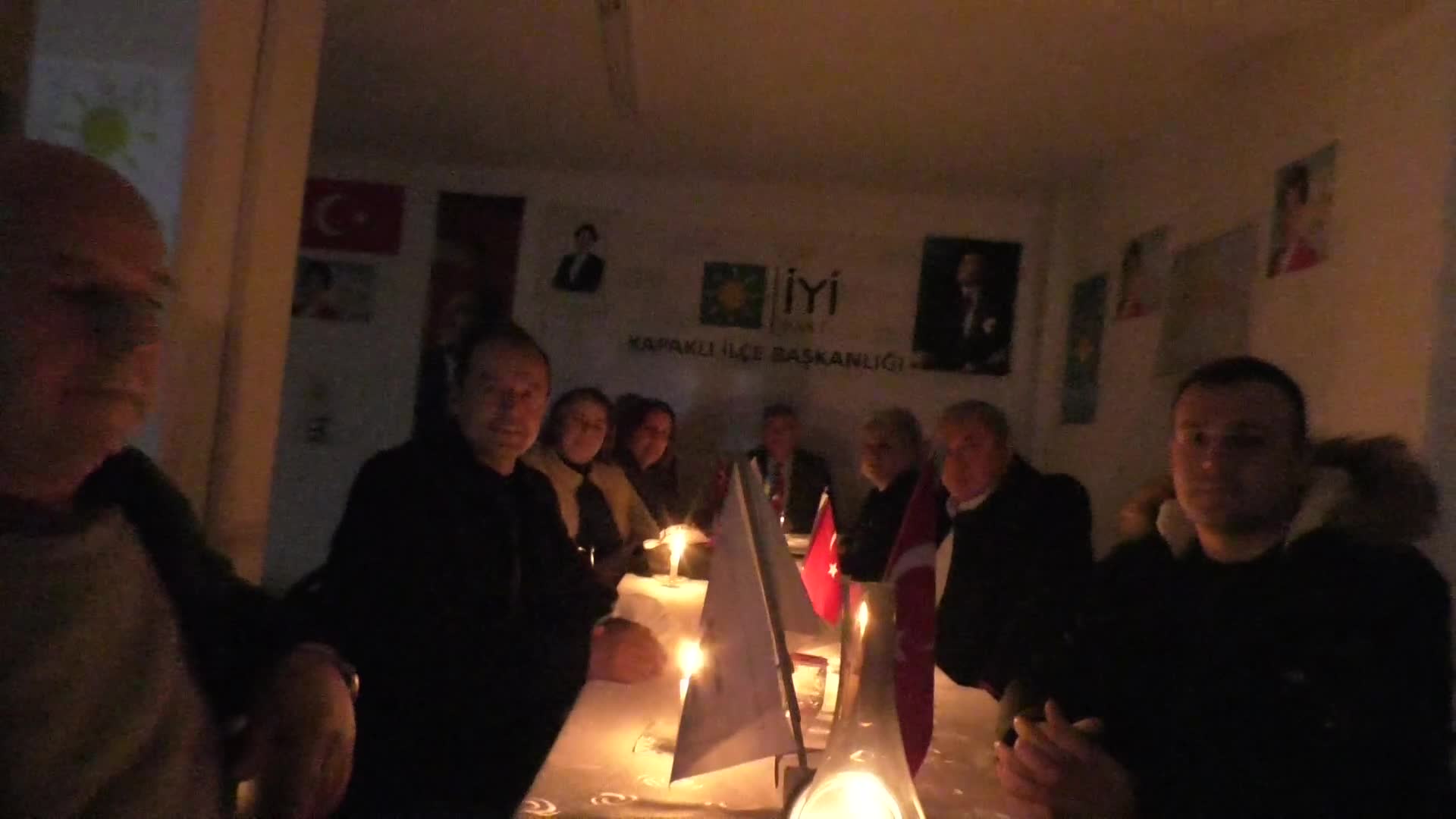 İYİ PARTİ KAPAKLI TEŞKİLATI ZAMLARA TEPKİ İÇİN GAZ LAMBASI VE MUM IŞIĞINDA TOPLANDI