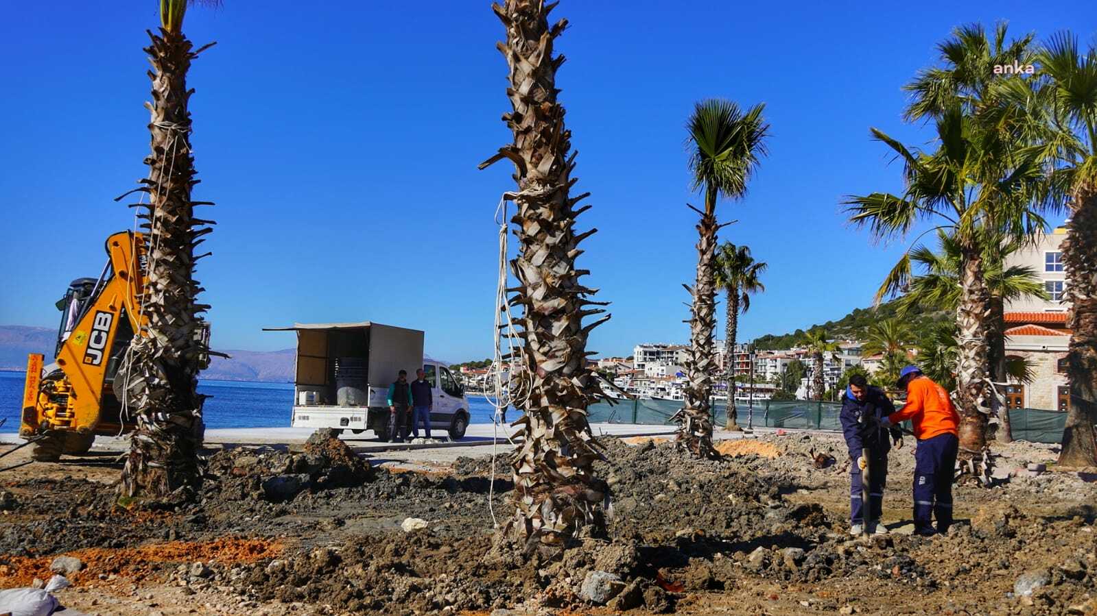 ÇEŞME CUMHURİYET MEYDANI DENİZ VE YEŞİLLE BULUŞUYOR