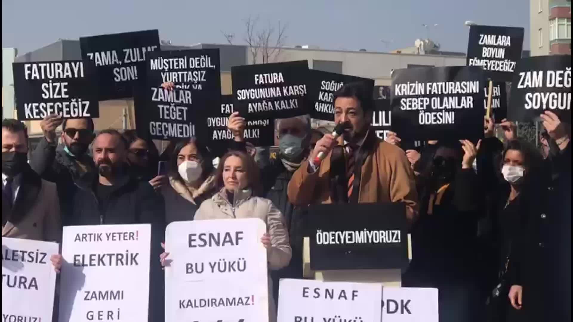 ESKİŞEHİR'DE HESAP MAKİNELERİ VE CEP TELEFONLARI YAKILDI, ZAMLAR PROTESTO EDİLDİ