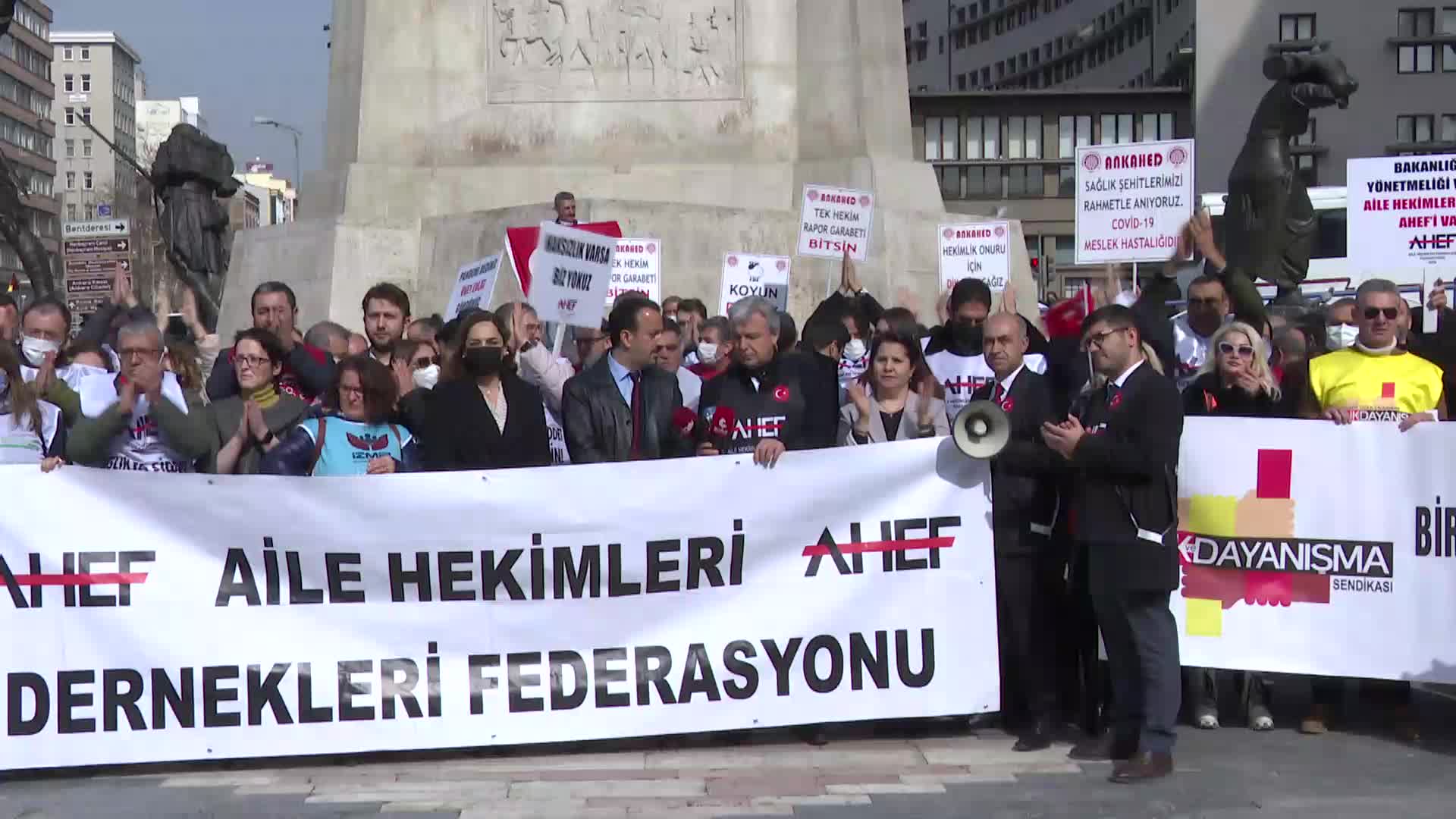 İŞ BIRAKAN AİLE HEKİMLERİ İKTİDARA SESLENDİ: "MAKUL BİR ÖDEME, HAK ETTİĞİMİZ BİR EMEKLİLİK YAŞAMI İSTİYORUZ"