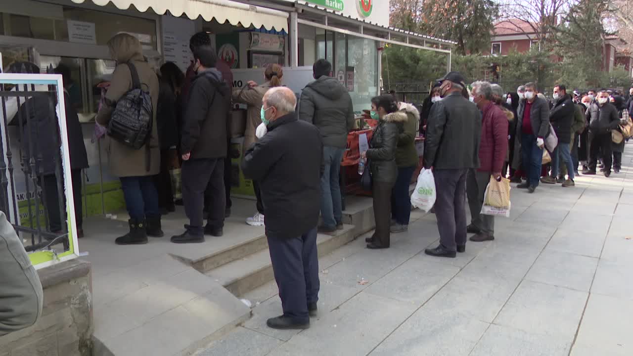 BAŞKENTTE UCUZ YAĞ KUYRUĞU: “35 YAŞINDA KUYRUKTAYDIM, 85 YAŞINA GELDİM HALA KUYRUKTAYIM”