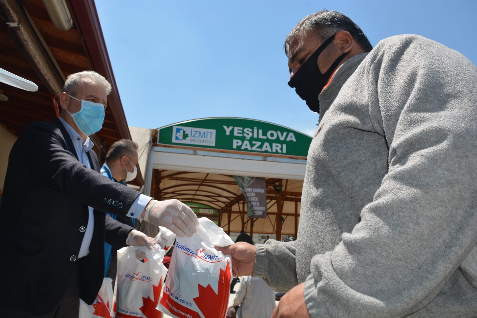 İZMİT BELEDİYESİ'NDEN CUMA NAMAZINDA ANLAMLI HEDİYE