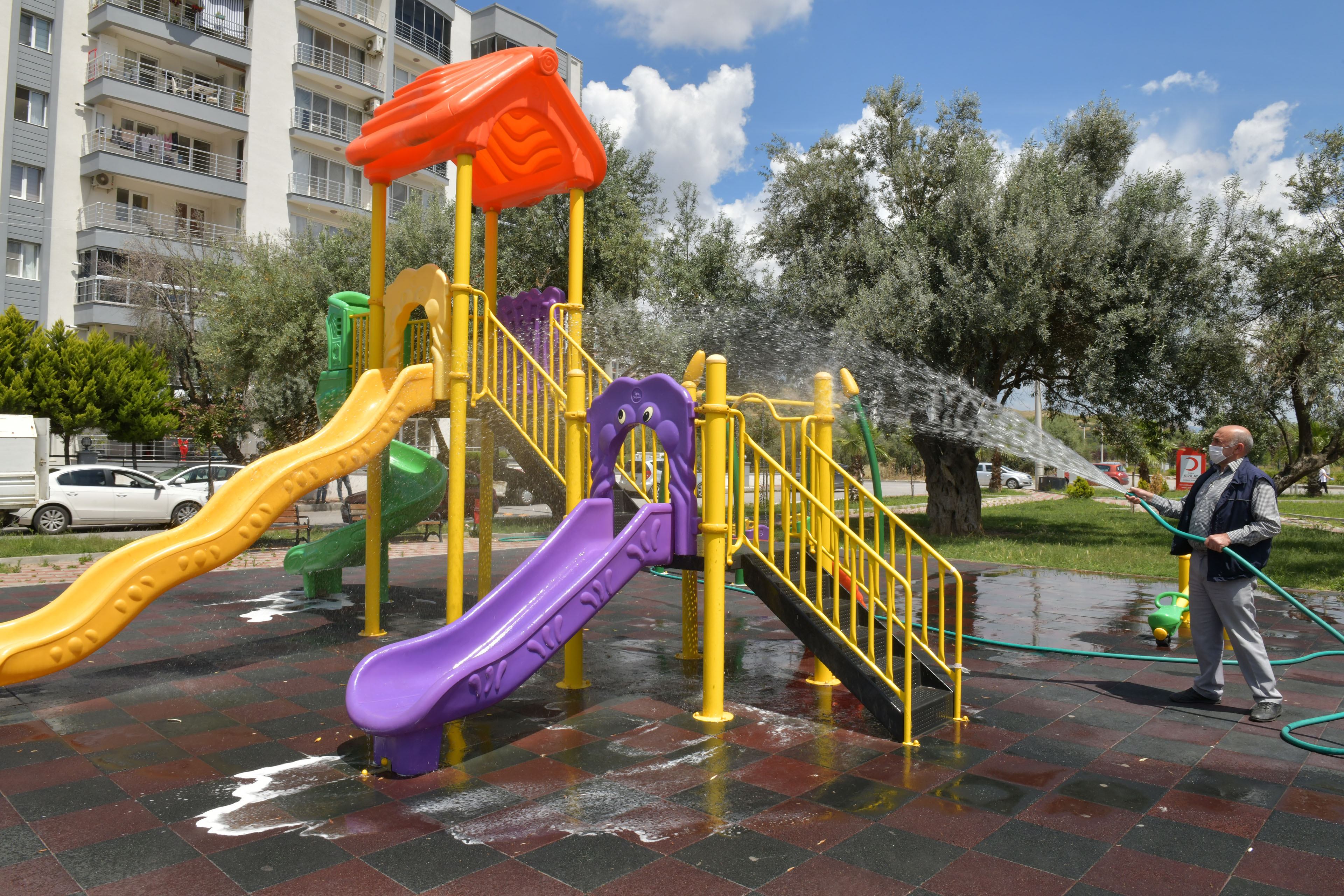 ÇİĞLİ'DEKİ PARKLARDA DEZENFEKSİYON ÇALIŞMALARI YOĞUNLAŞTI