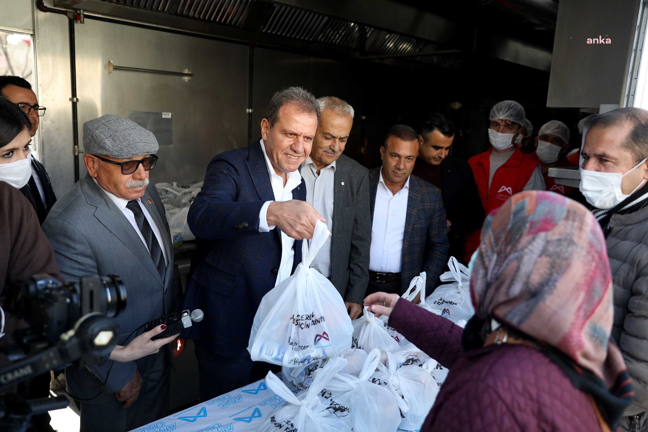 VAHAP SEÇER, MUT'TA VATANDAŞLARIN SIKINTILARINI DİNLEDİ, MOBİL MUTFAK TIR'INDA YEMEK DAĞITTI