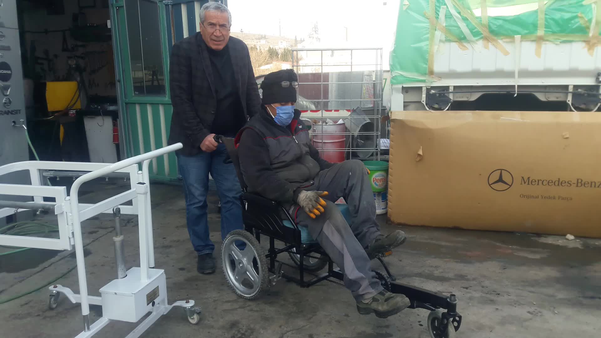 ELAZIĞ ZİÇEV BAŞKANI, ENGELLİLER İÇİN ATÖLYESİNDE GÖNÜLLÜ ÜRETİM YAPIYOR