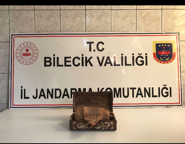 BİLECİK'TE YILAN DERİSİ ÜZERİNE YAZILMIŞ TARİHİ ESER ELE GEÇİRİLDİ