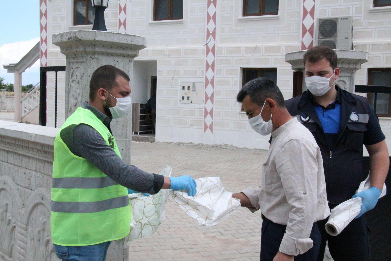 MENDERES BELEDİYESİ, SECCADE DAĞITTI