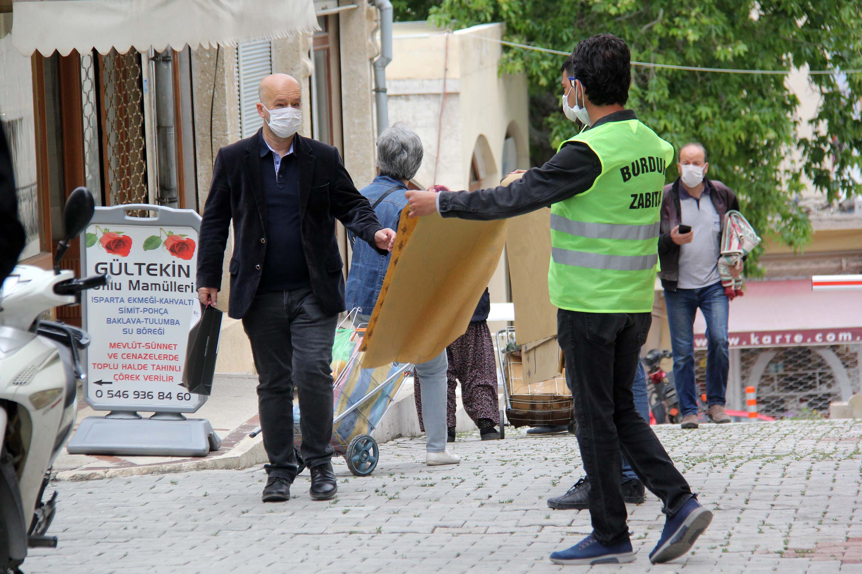 BURDUR BELEDİYESİ'NDEN TEK KULLANIMLIK SECCADE