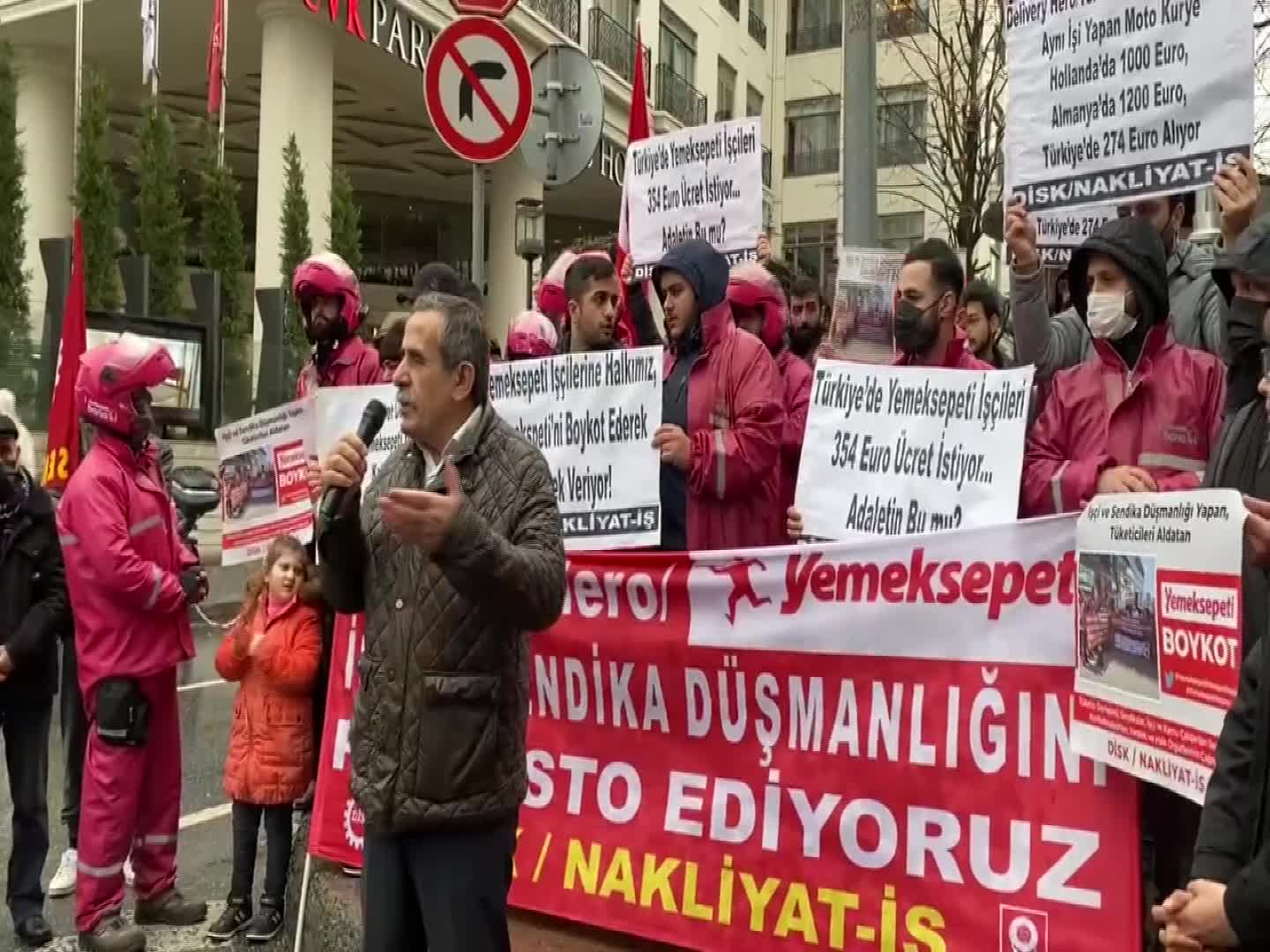 YEMEKSEPETİ KURYELERİ, ALMANYA BAŞKONSOLOSLUĞU ÖNÜNDE EYLEM YAPTI, ALMAN ŞİRKETE TALEPLERİNİ MEKTUPLA İLETTİ