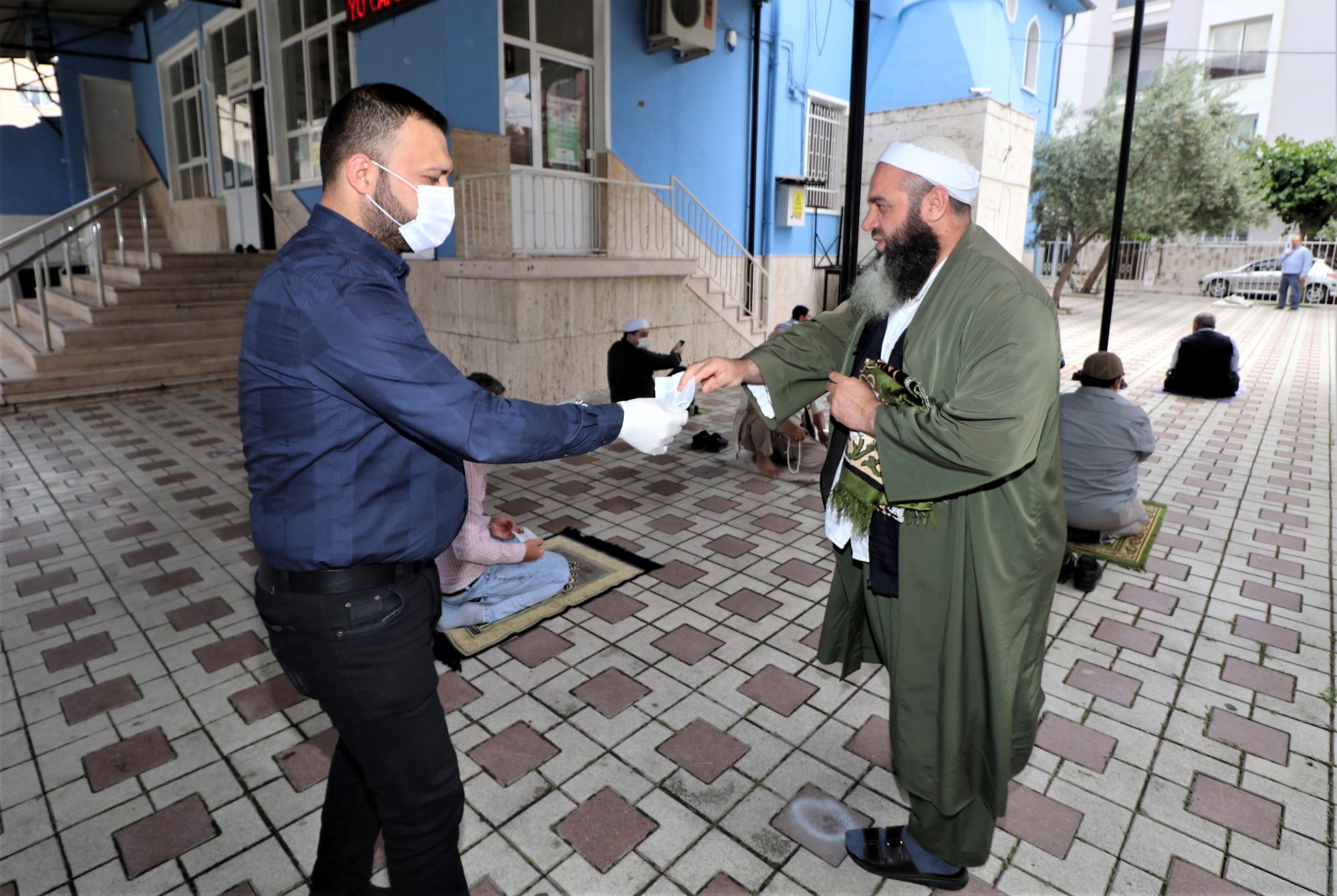 TURGUTLU BELEDİYESİ, CUMA NAMAZI ÖNCESİ MASKE DAĞITTI
