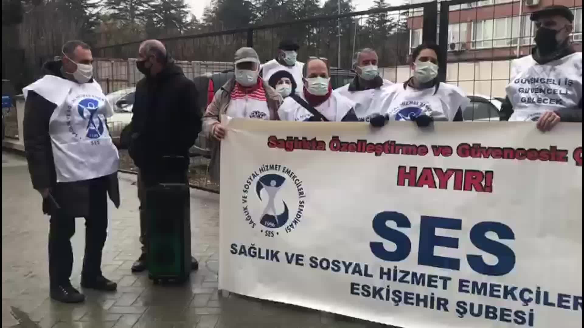 SES’TEN TARKAN ŞARKISI İLE PROTESTO: “BU GÜNLER GEÇECEK”