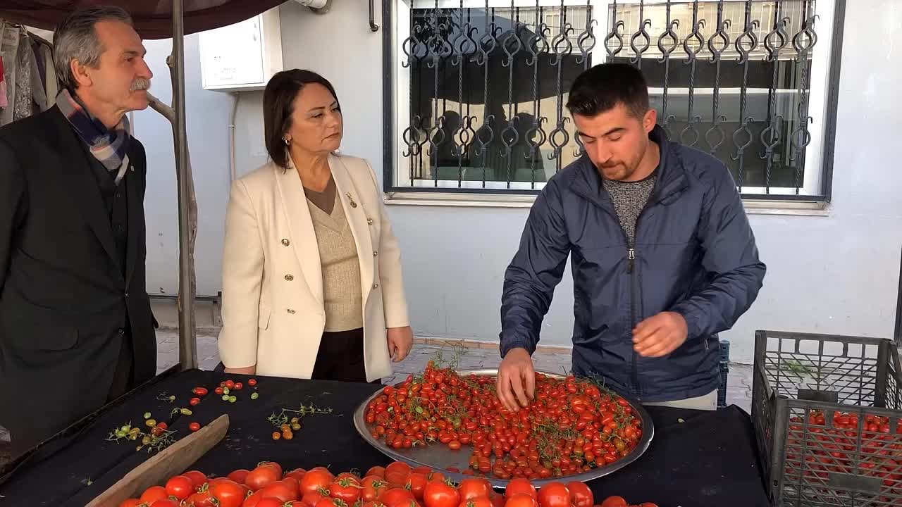PAZARCILIK YAPAN FELSEFE ÖĞRETMENİ: “GENÇLERİN HEPSİ YURT DIŞINA GİTMEK İSTİYOR. MECBUR BIRAKILIYORLAR”