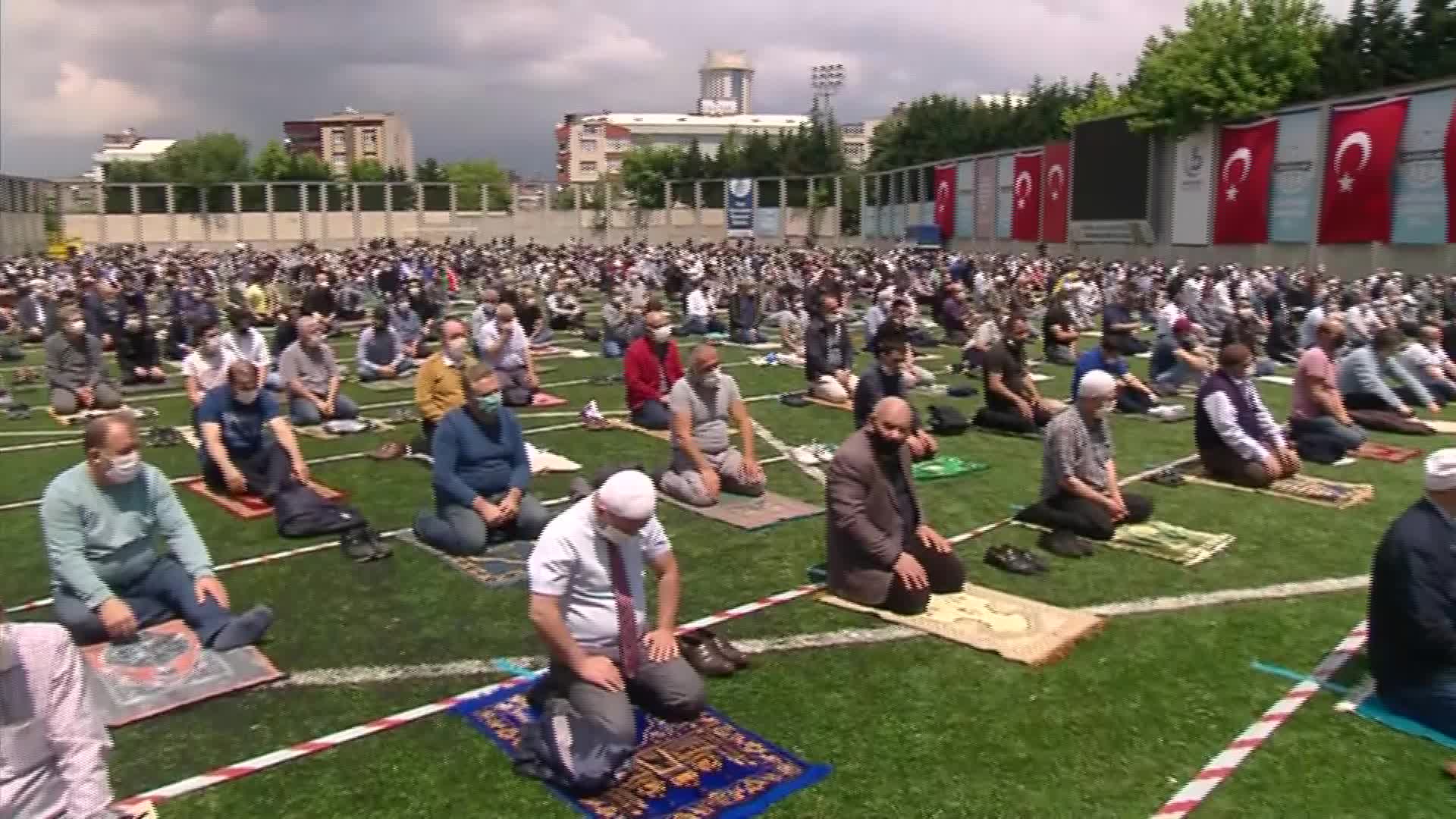 2.5 AY SONRA İLK CUMA NAMAZI STADYUMDA KILINDI