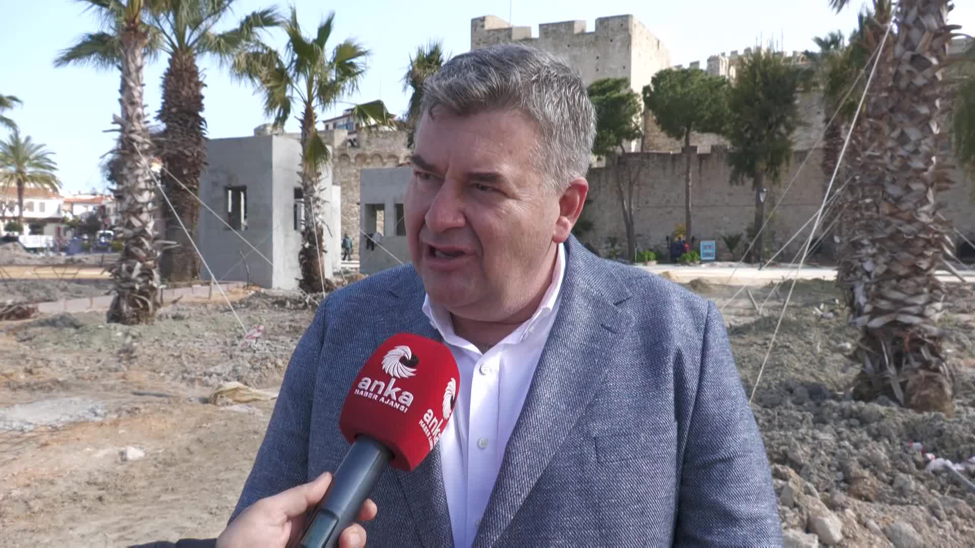 ÇEŞME CUMHURİYET MEYDANI TAMAMEN HALKA AÇILIYOR… BAŞKAN ORAN: "50 YILLIK VİZYON PROJESİNİ GERÇEKLEŞTİRİYORUZ"