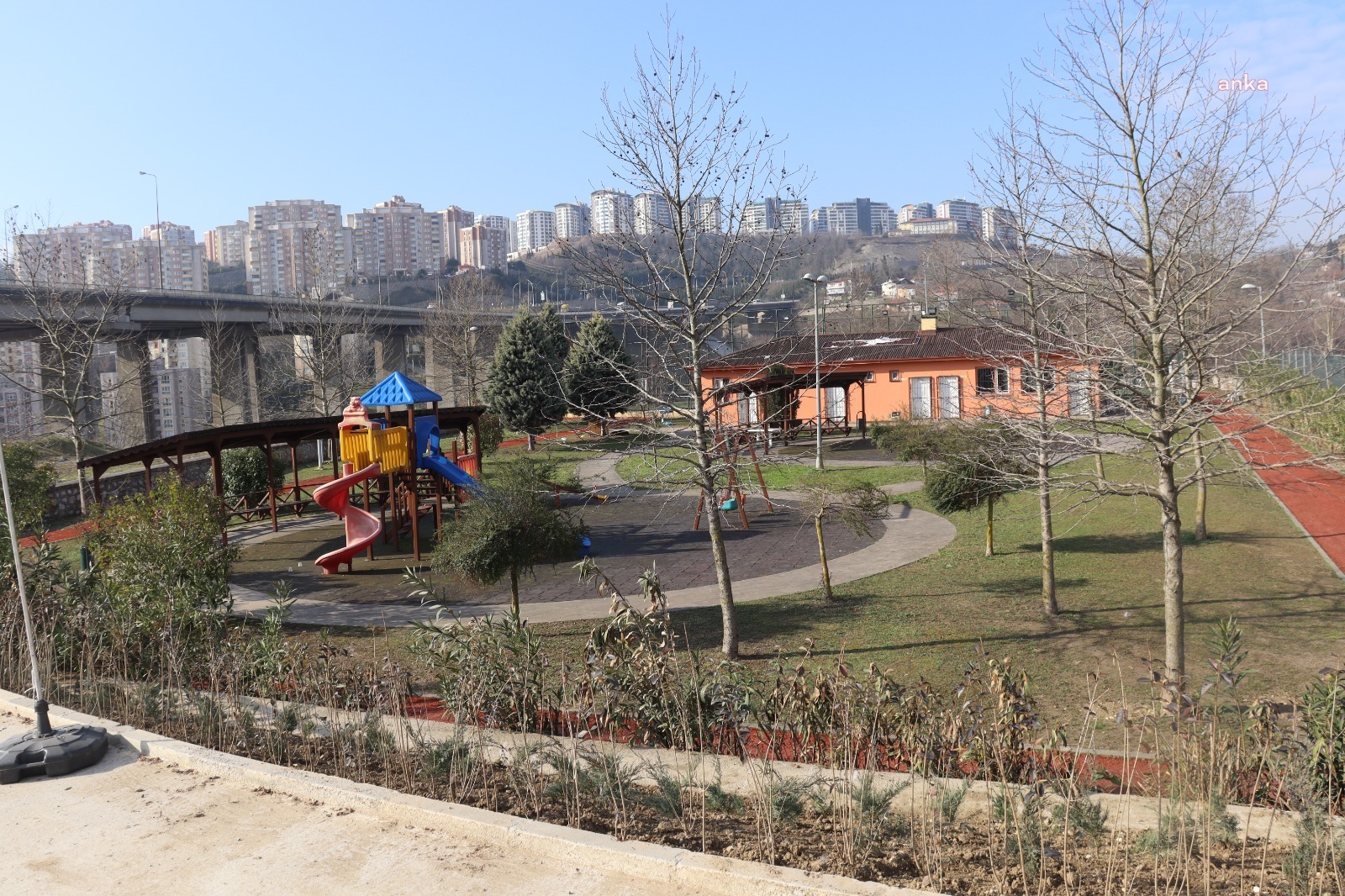 İZMİT BELEDİYESİ'NDEN VALİ İHSAN DEDE PARKI’NDA BİTKİLENDİRME ÇALIŞMASI