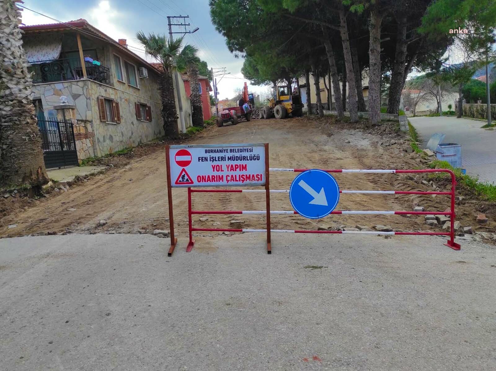 BURHANİYE PELİTKÖY MERKEZDE GİRİŞ YOLU VE MEYDAN YENİLENİYOR