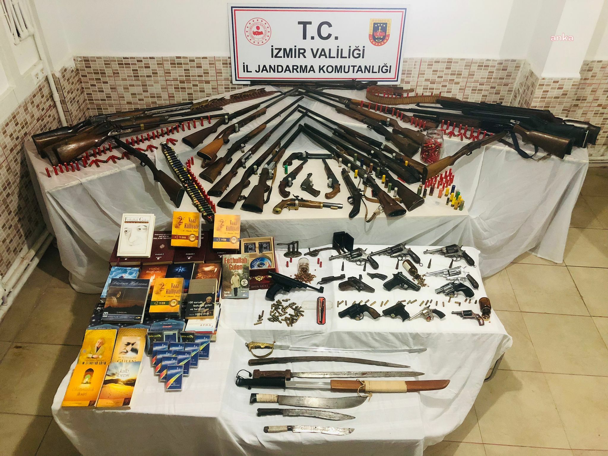 İZMİR'DE BASKIN YAPILAN EVDEN FETÖ YAYINLARI VE CEPHANELİK ÇIKTI