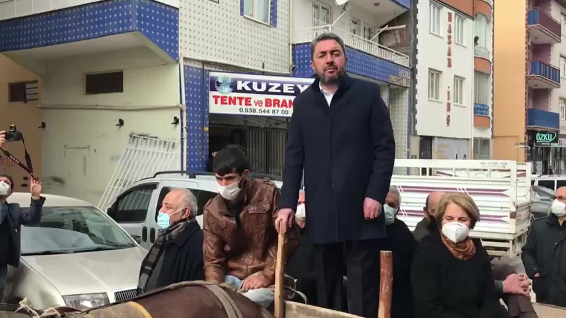 CHP MALATYA İL BAŞKANI KİRAZ, AT ARABASINA BİNEREK AKARYAKIT ZAMLARINI PROTESTO ETTİ