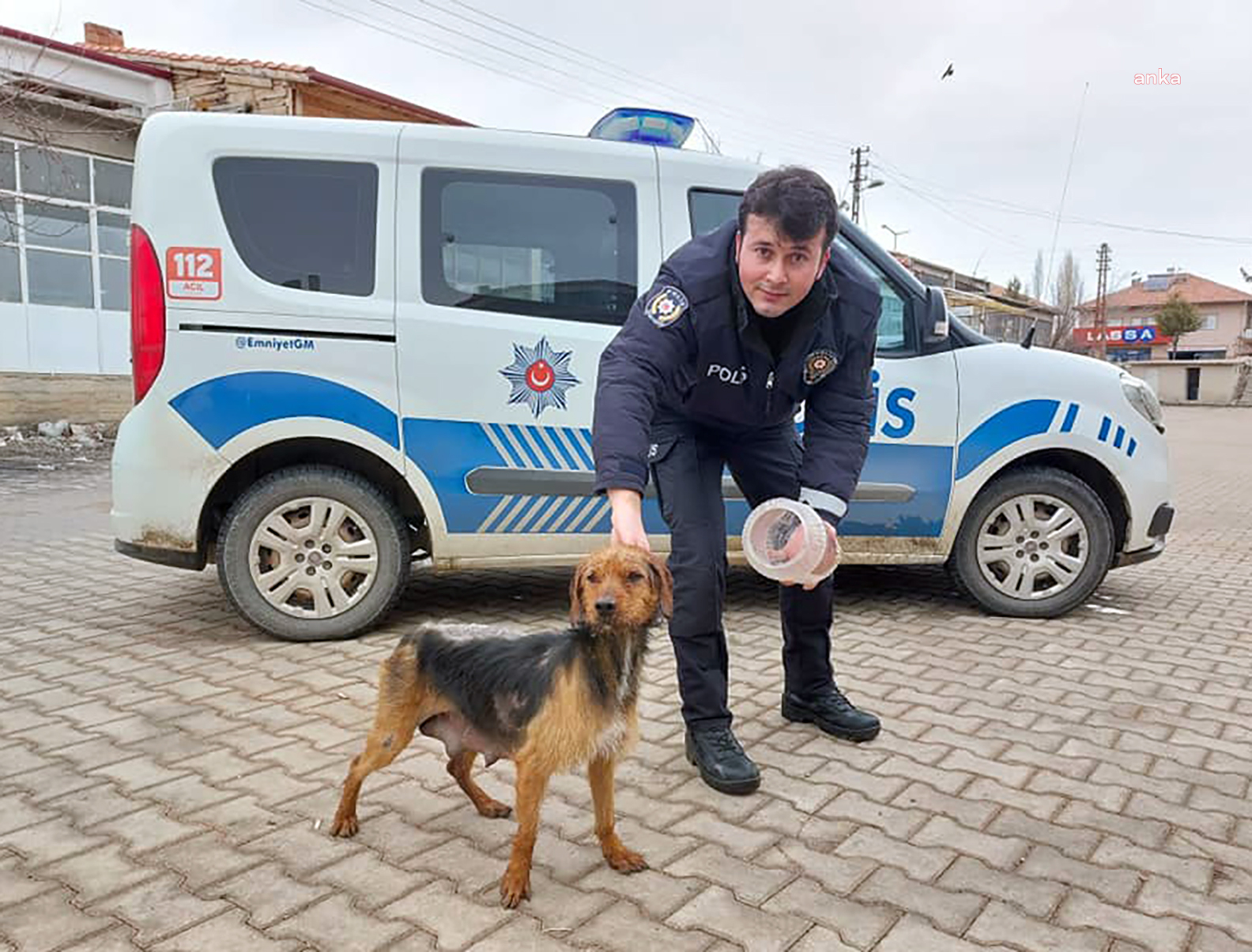 YOZGAT'TA KAFASI BİDONA SIKIŞAN KÖPEK KURTARILDI