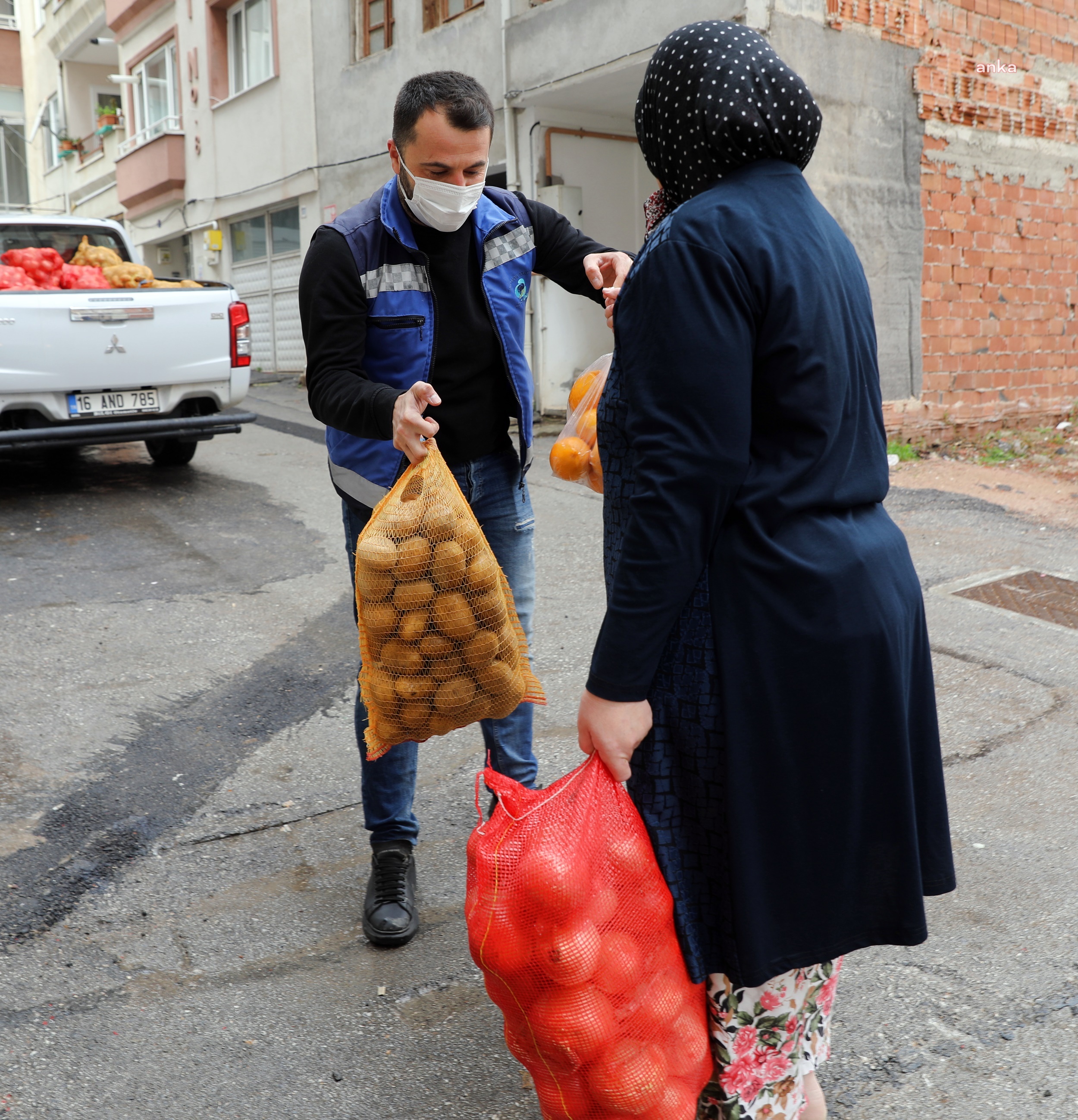 MUDANYA BELEDİYESİ’NDEN VATANDAŞLARA PATATES, SOĞAN VE LİMON