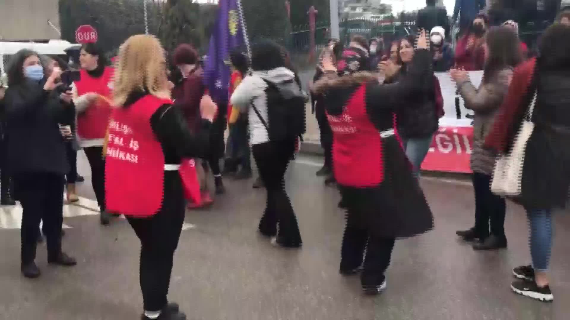 “GEÇÇEK” SENDİKAL HAK MÜCADELESİ VEREN EMEKÇİLERİN ŞARKISI OLDU