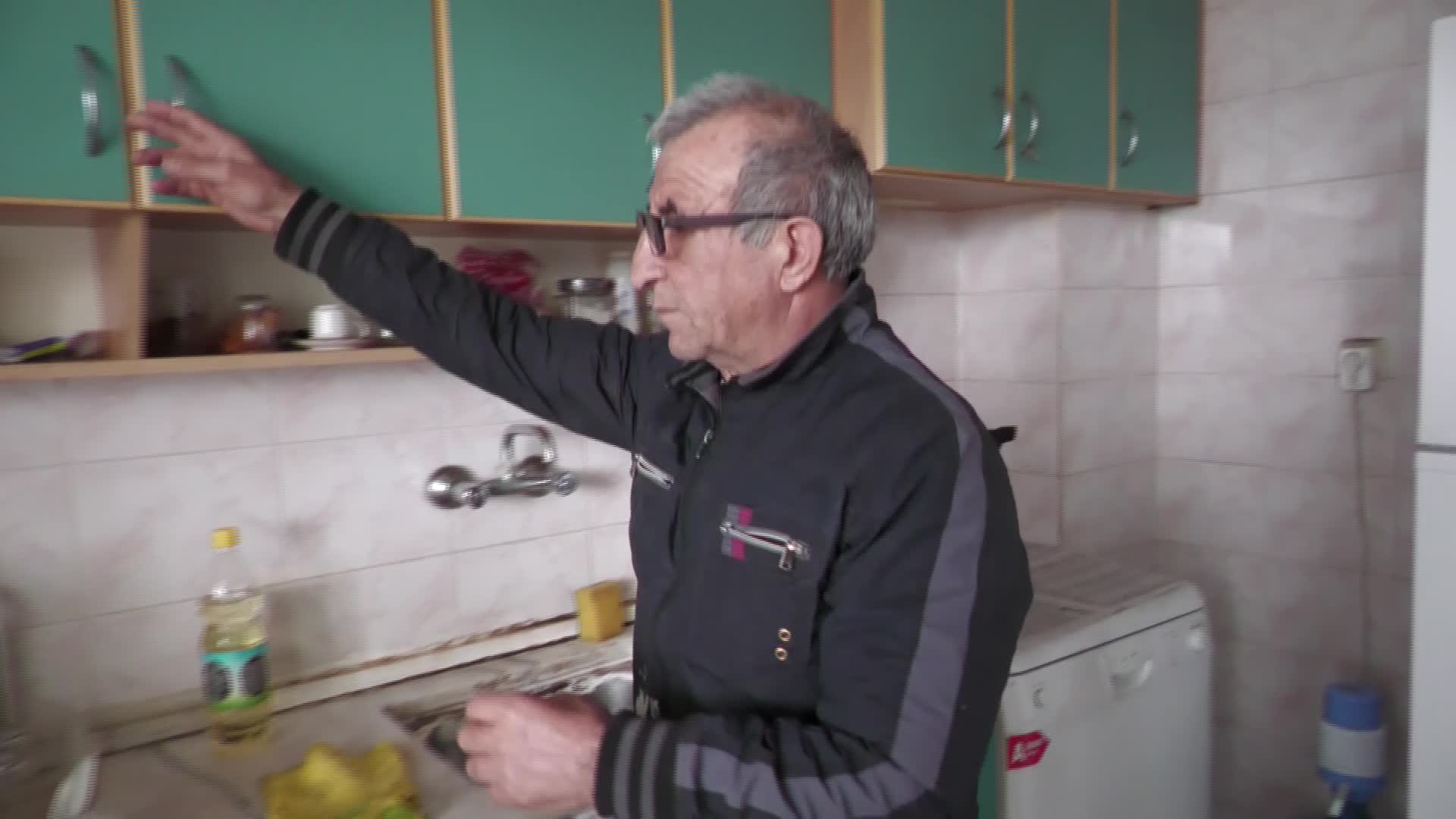 TIR ÇARPINCA ÇALIŞAMAZ HALE GELEN KAĞIT TOPLAYICISININ DRAMI: "BİR AYDIR PATATES YEMEĞİ YAPIYORUZ, ÖYLE GEÇİNİYORUZ"