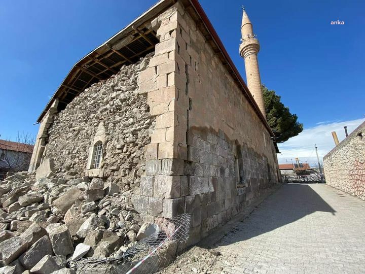 NİĞDE'DE TARİHİ CAMİNİN BİR DUVARI YIKILDI