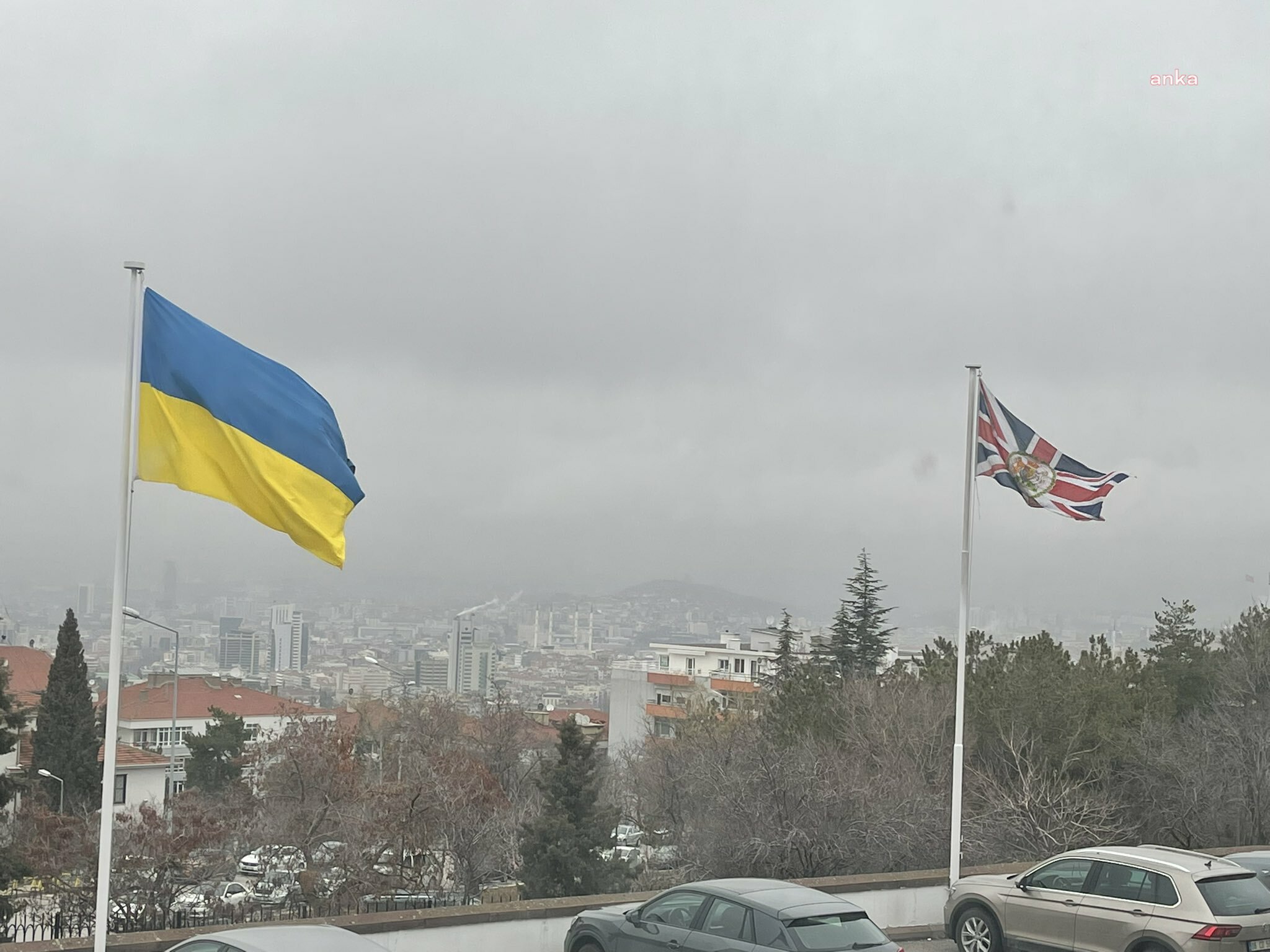 BİRLEŞİK KRALLIK ANKARA BÜYÜKELÇİLİĞİ UKRAYNA BAYRAĞI ASTI